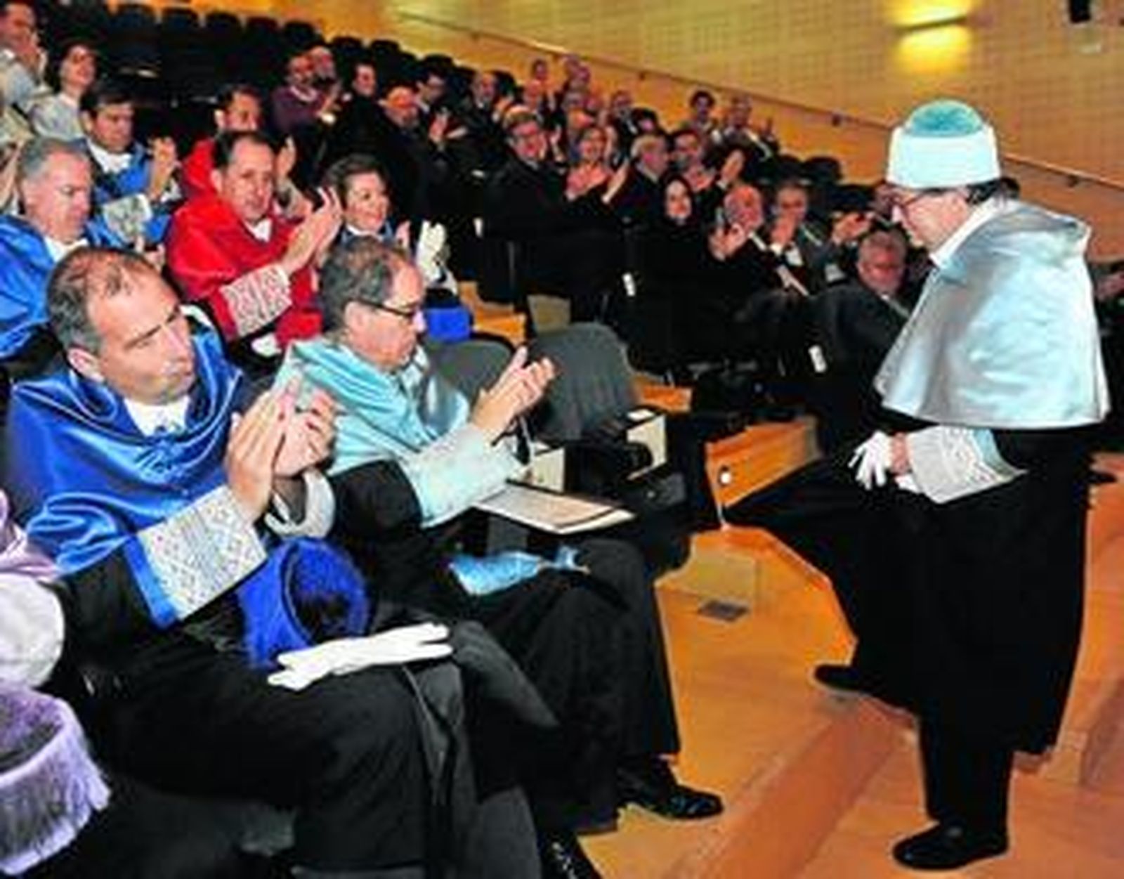 Ramón Gutiérrez, de pie, poco después de ser investido doctor honoris causa.