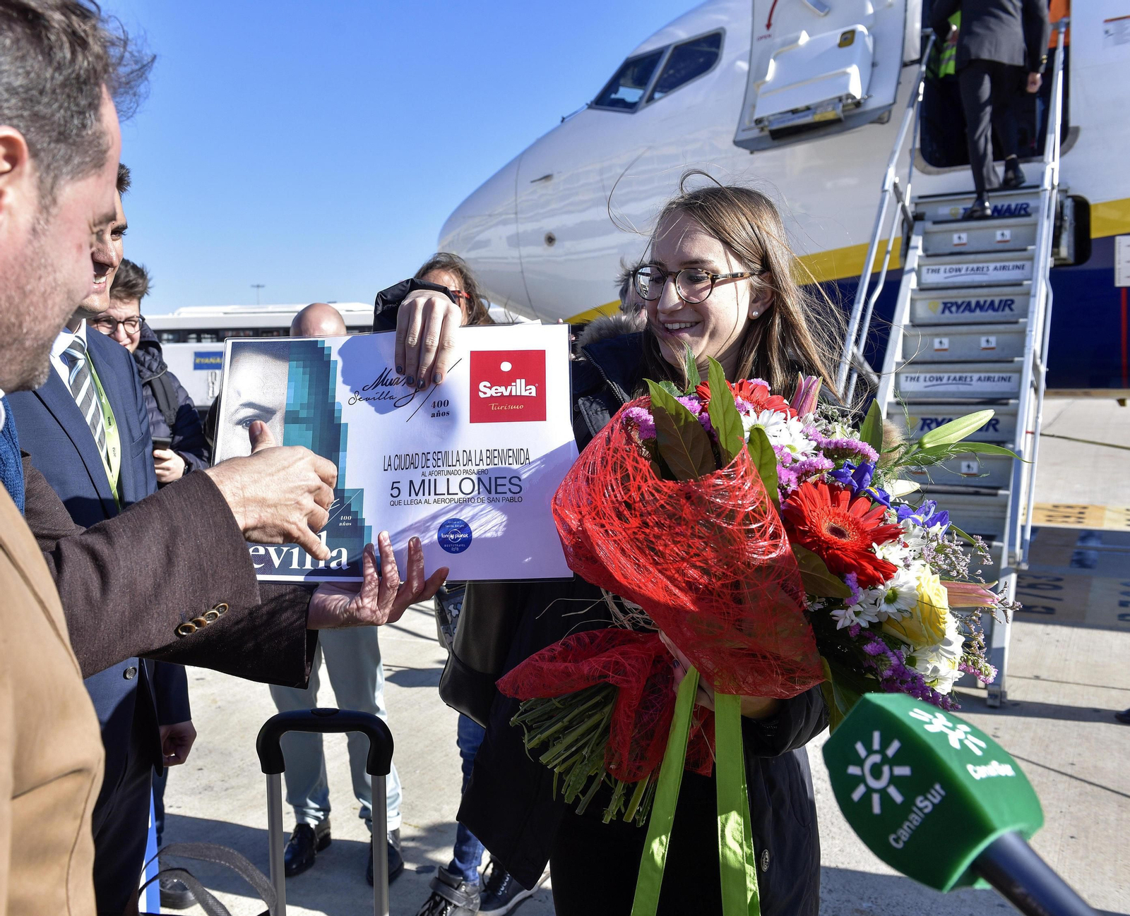 Beatrice Cipriani, que venía con su novio desde Verona, agasajada con regalos por ser la pasajera 5 millones.