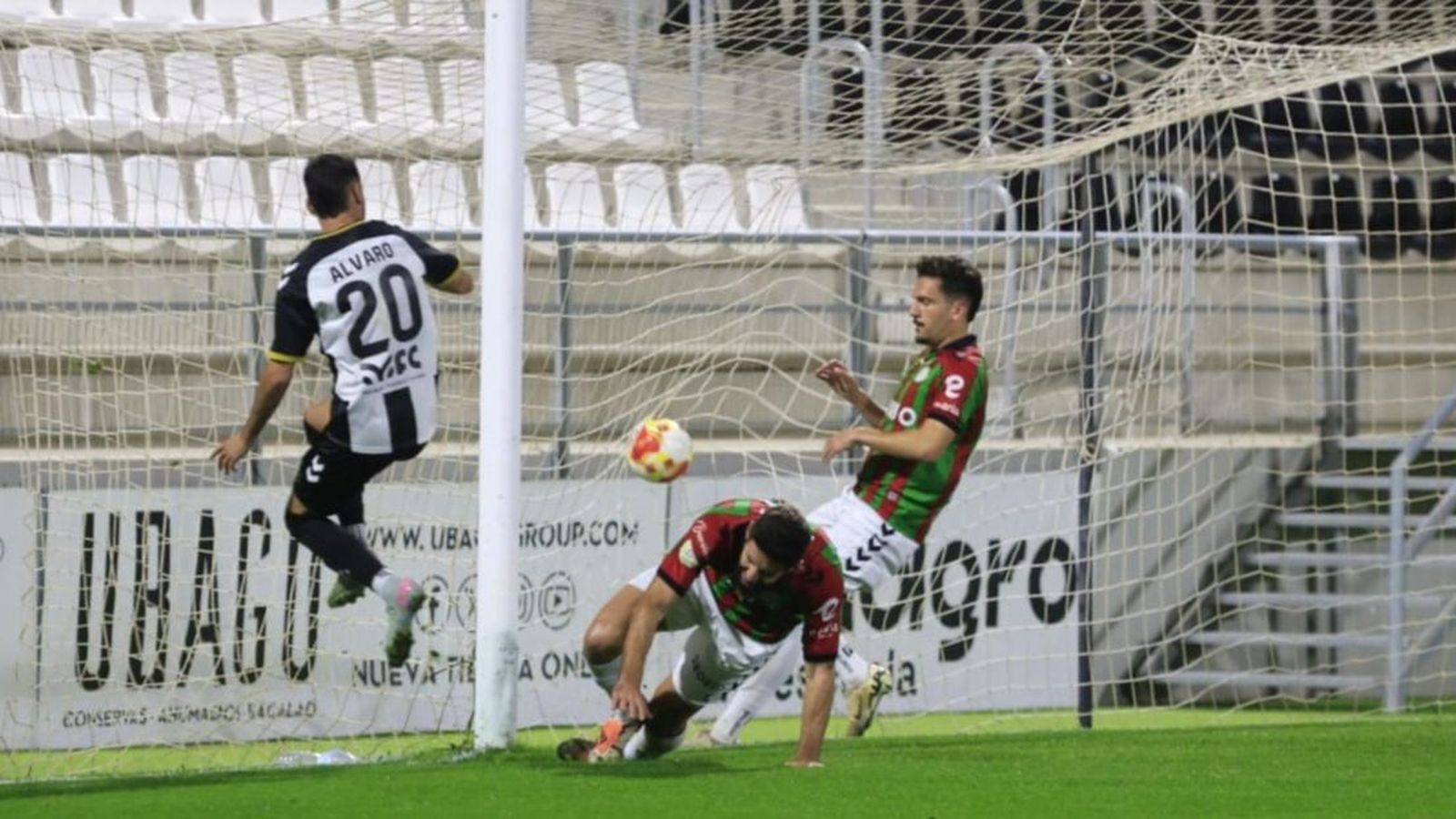 Álvaro González, en el momento de anotar el único gol del encuentro