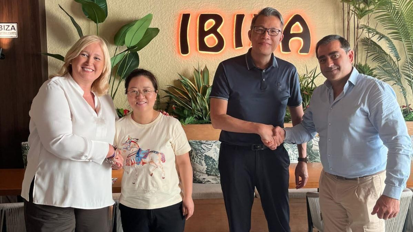 Ana Prieto y Rafael Polanco celebran en un restaurante español de Guangzhou el acuerdo firmado entre Raan Global y Chigo