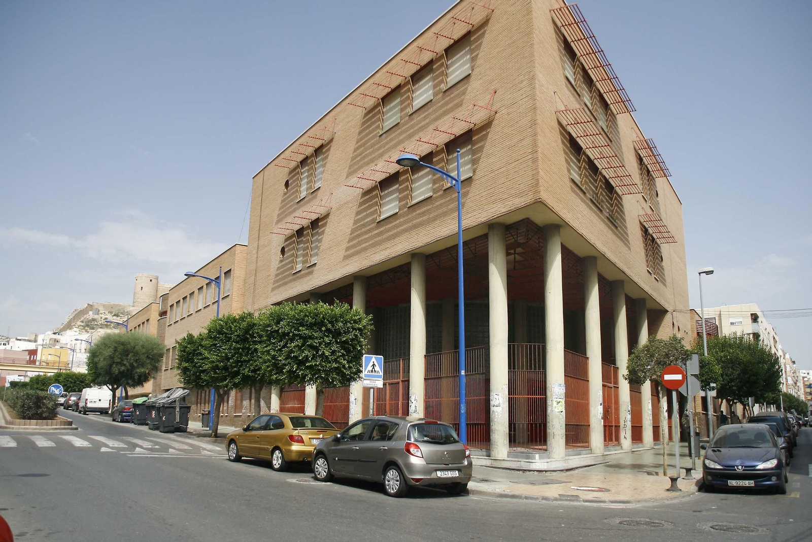 Fachada del IES Galileo, en el barrio de Pescadería - La Chanca.