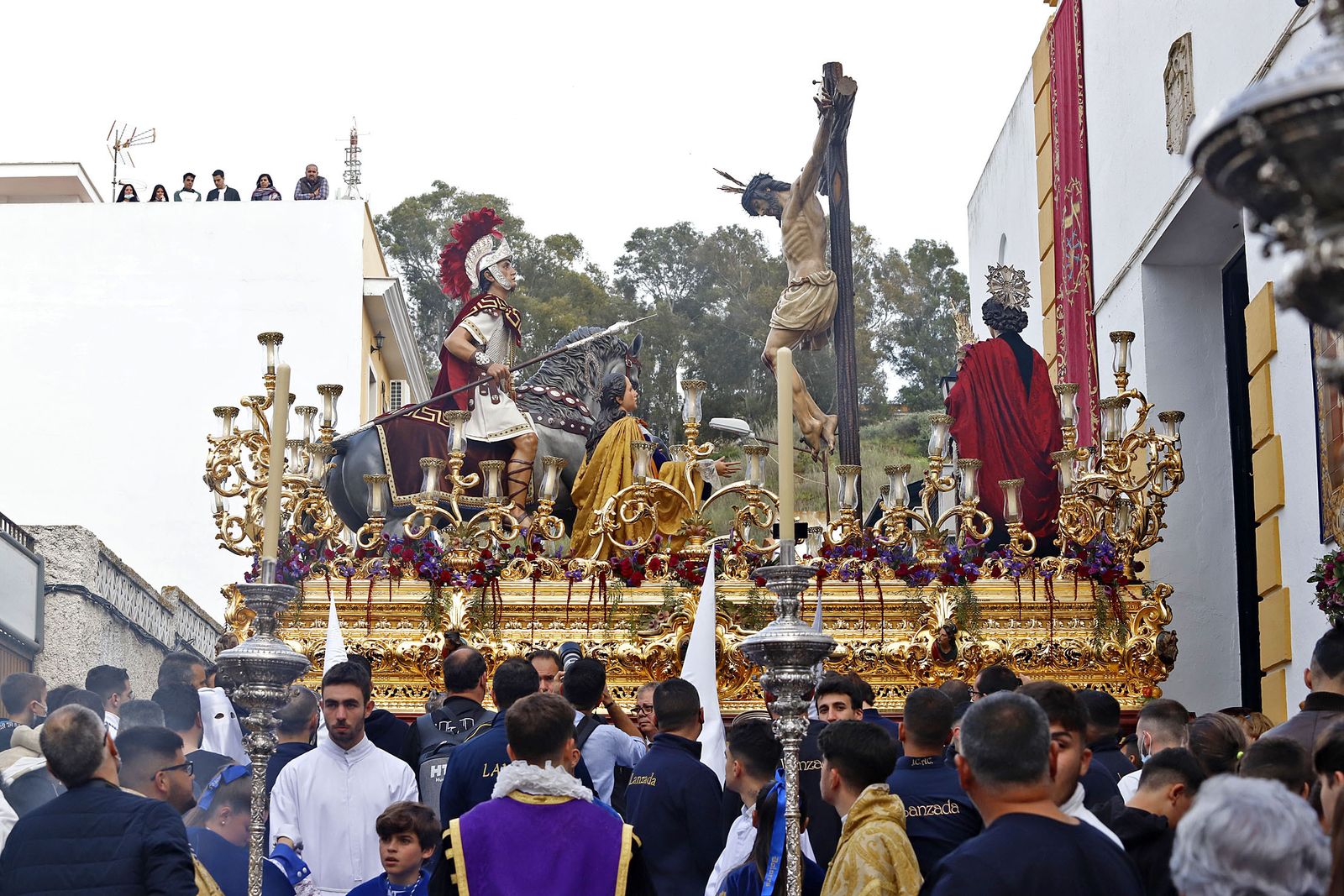 La Hermandad de la Sagrada Lanzada hace su estación de penitencia por las calles de Huelva