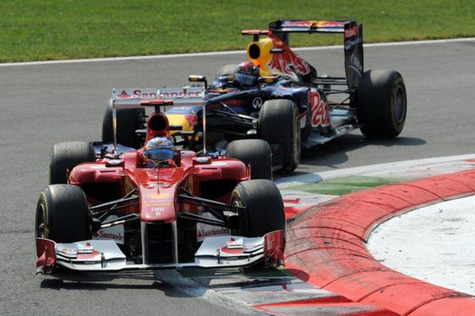 Vettel también gana en Monza y Alonso acaba tercero tras llegar a liderar la carrera. / AFP
