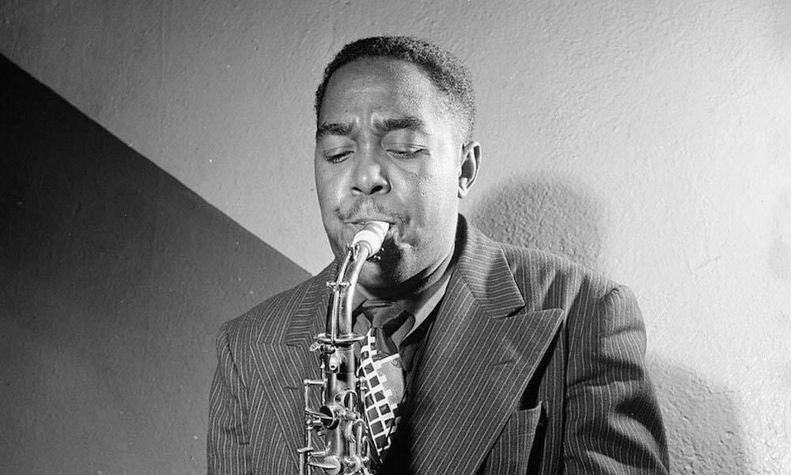 El compositor y saxofonista Charlie Parker (Kansas City, 29 de agosto de 1920 - Nueva York, 12 de marzo de 1955).