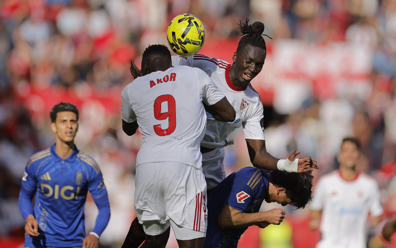Akor Adams y Batista Mendy saltan por un balón en el área del Oviedo.