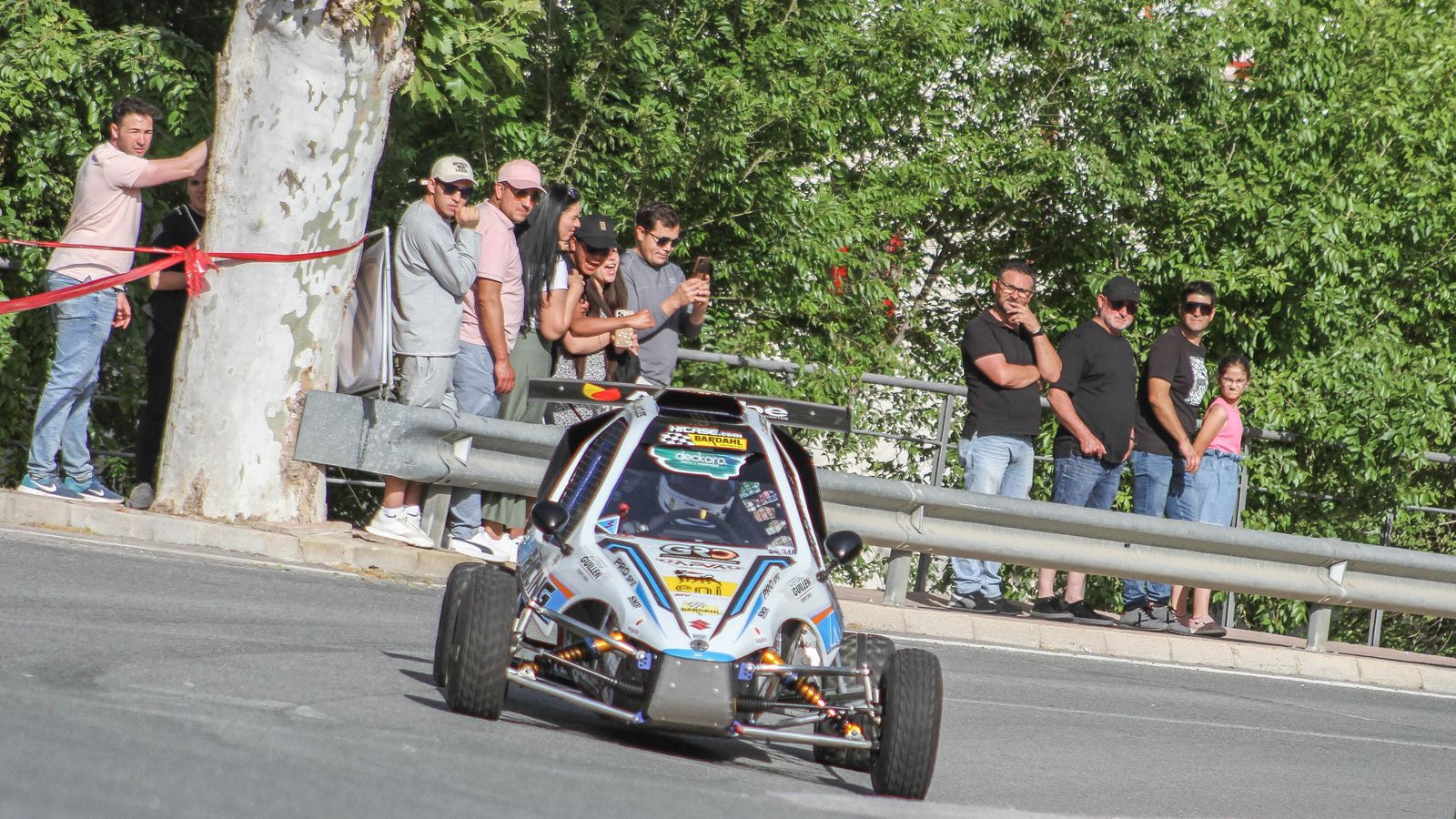 Uno de los monoplazas a su paso por uno de los tramos del circuito. Uno de los monoplazas a su paso por uno de los tramos del circuito.