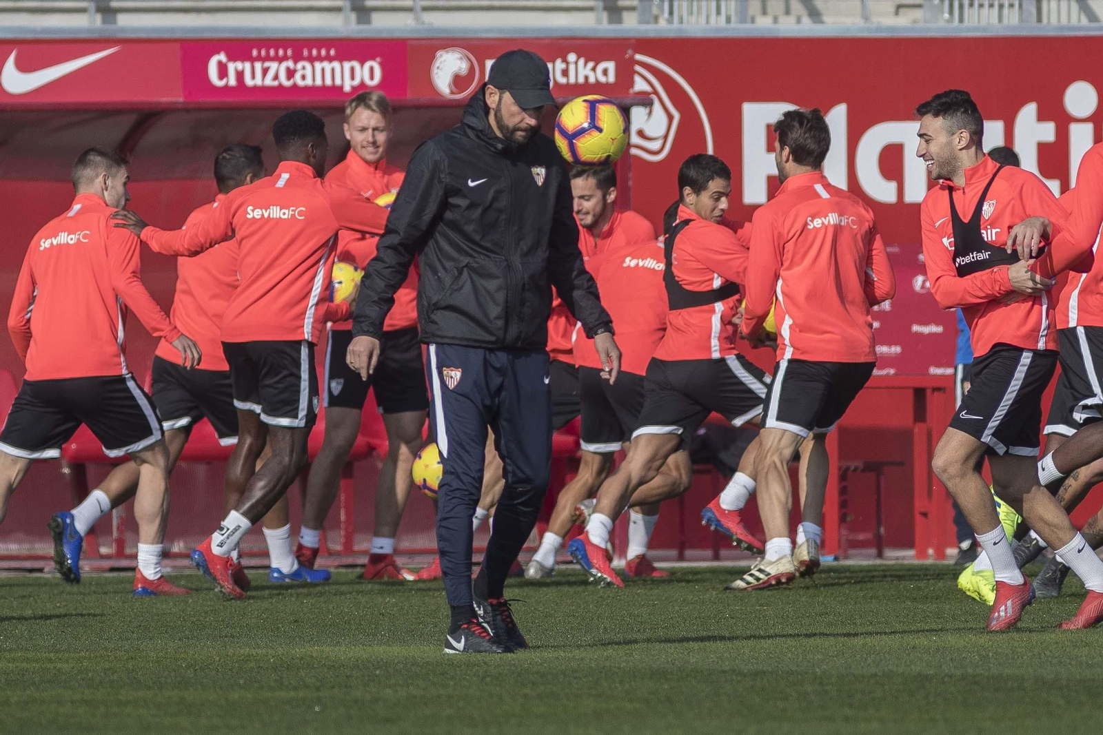 Pablo Machín da pataditas al balón en la sesión de ayer.