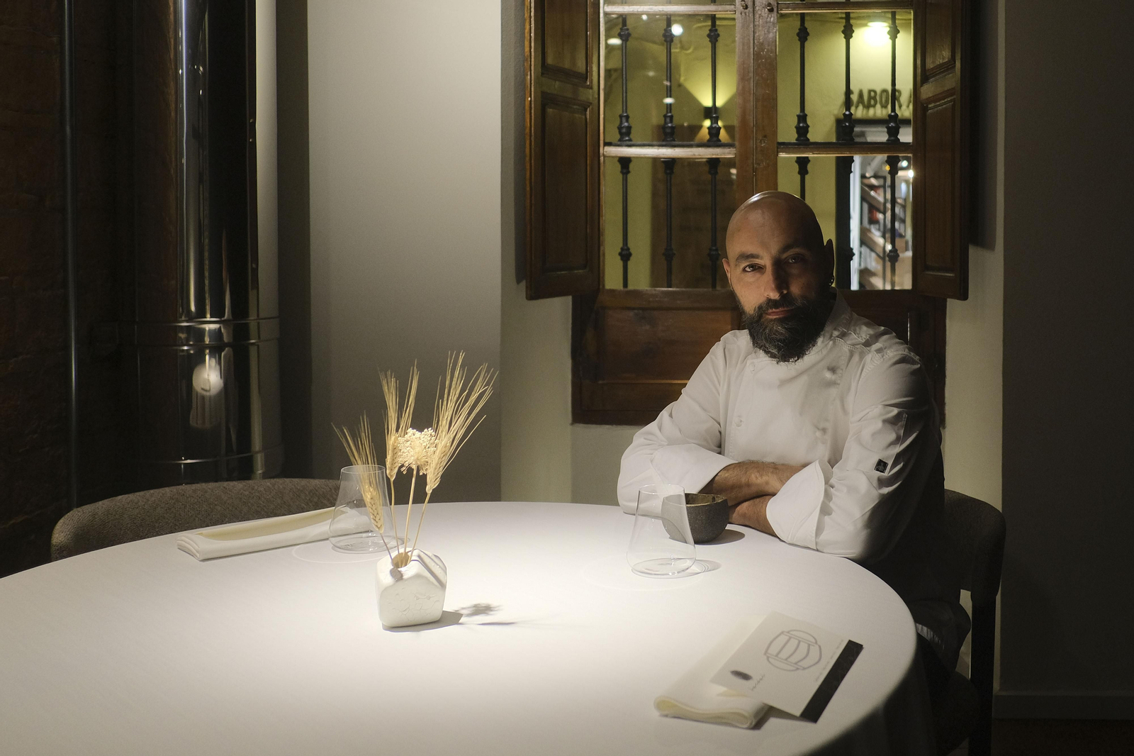 Benito Gómez en el salón de su restaurante.