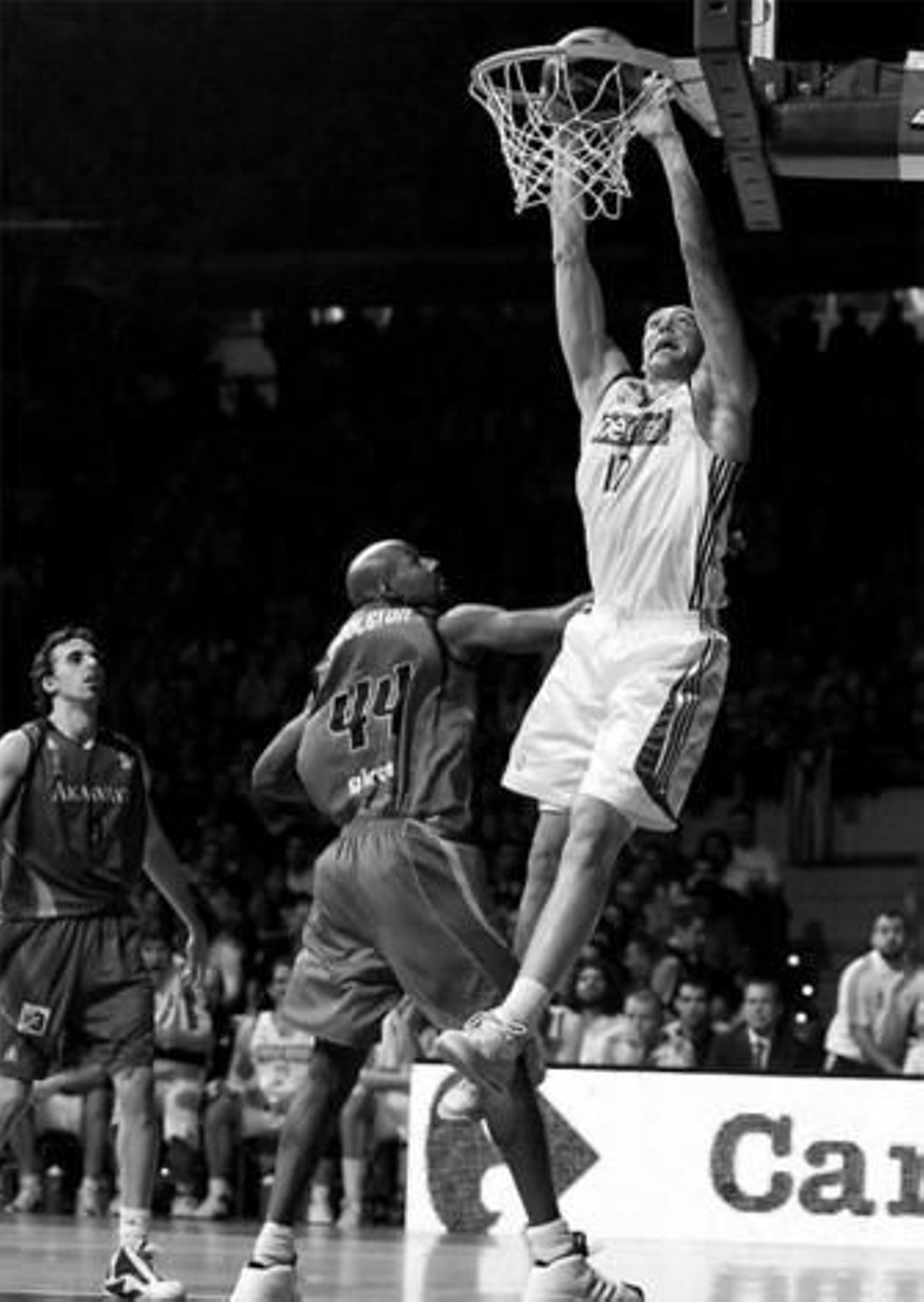 Hervelle machaca ante Middelton.