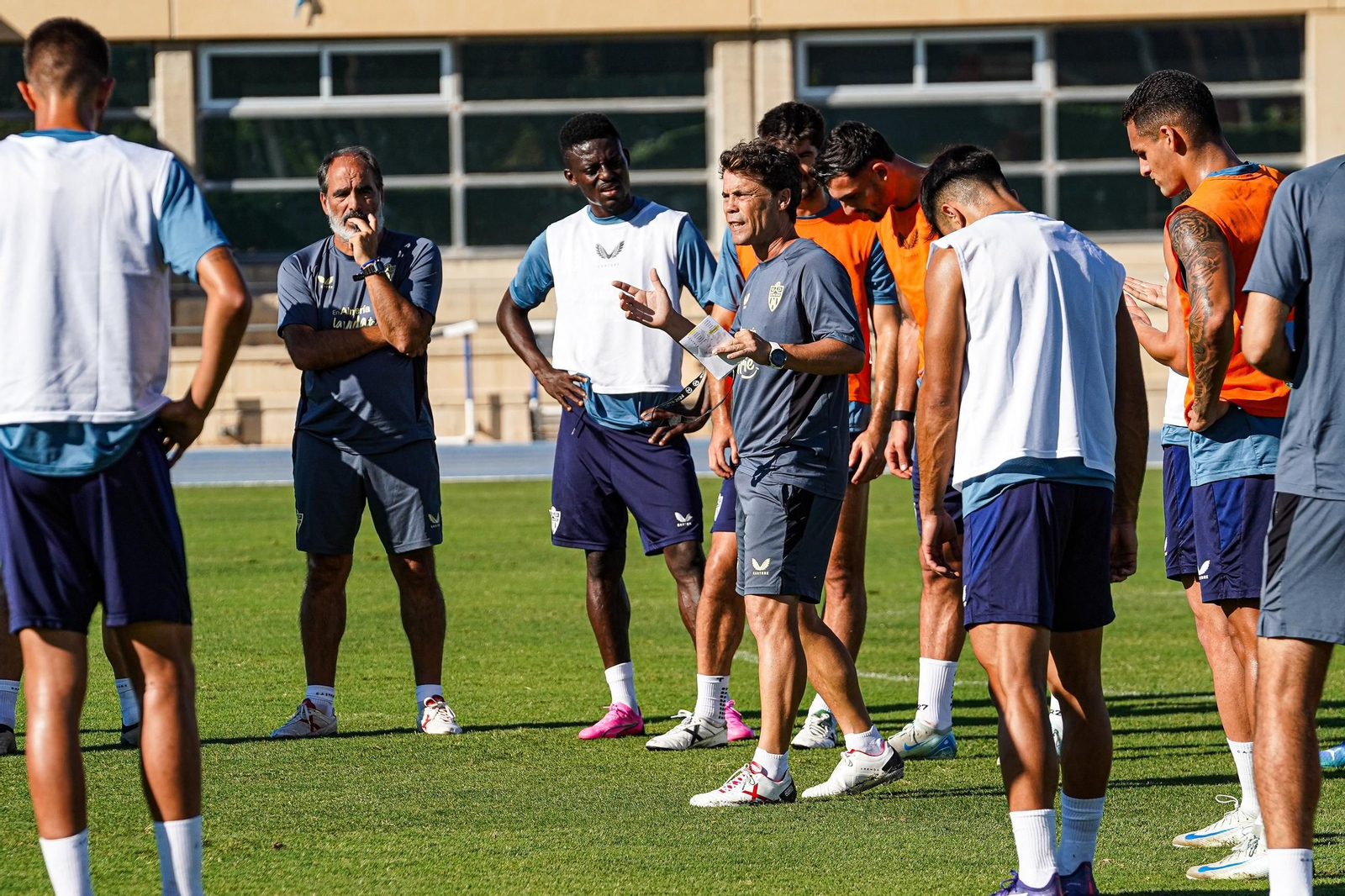 Rubi se dirige a sus futbolistas antes del inicio de la sesión preparatoria de este miércoles en el anexo