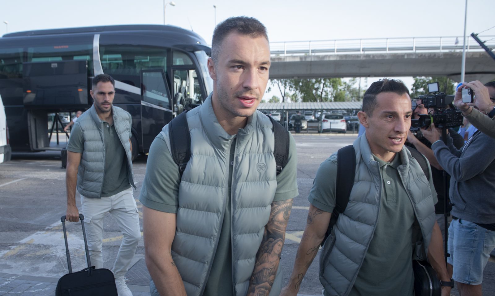 Imágenes del Real Betis en el aeropuerto de Sevilla rumbo a Roma