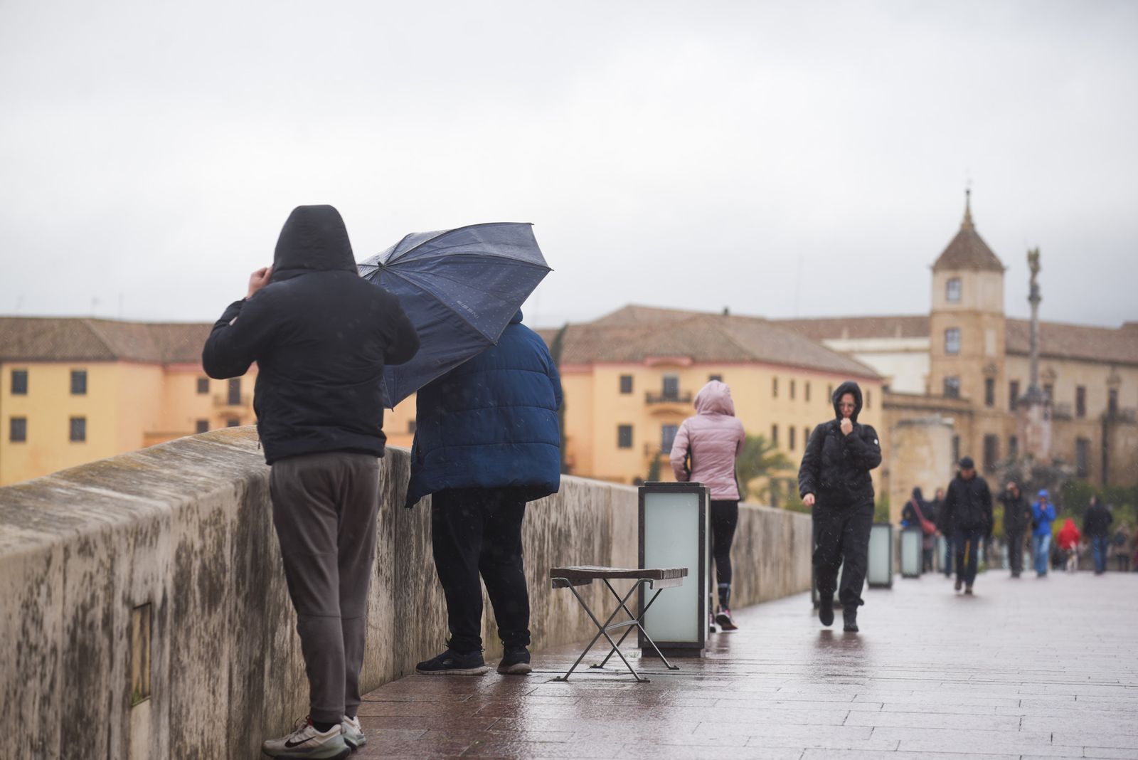 Las fuertes rachas de viento y la lluvia dejan las calles de Córdoba vacías