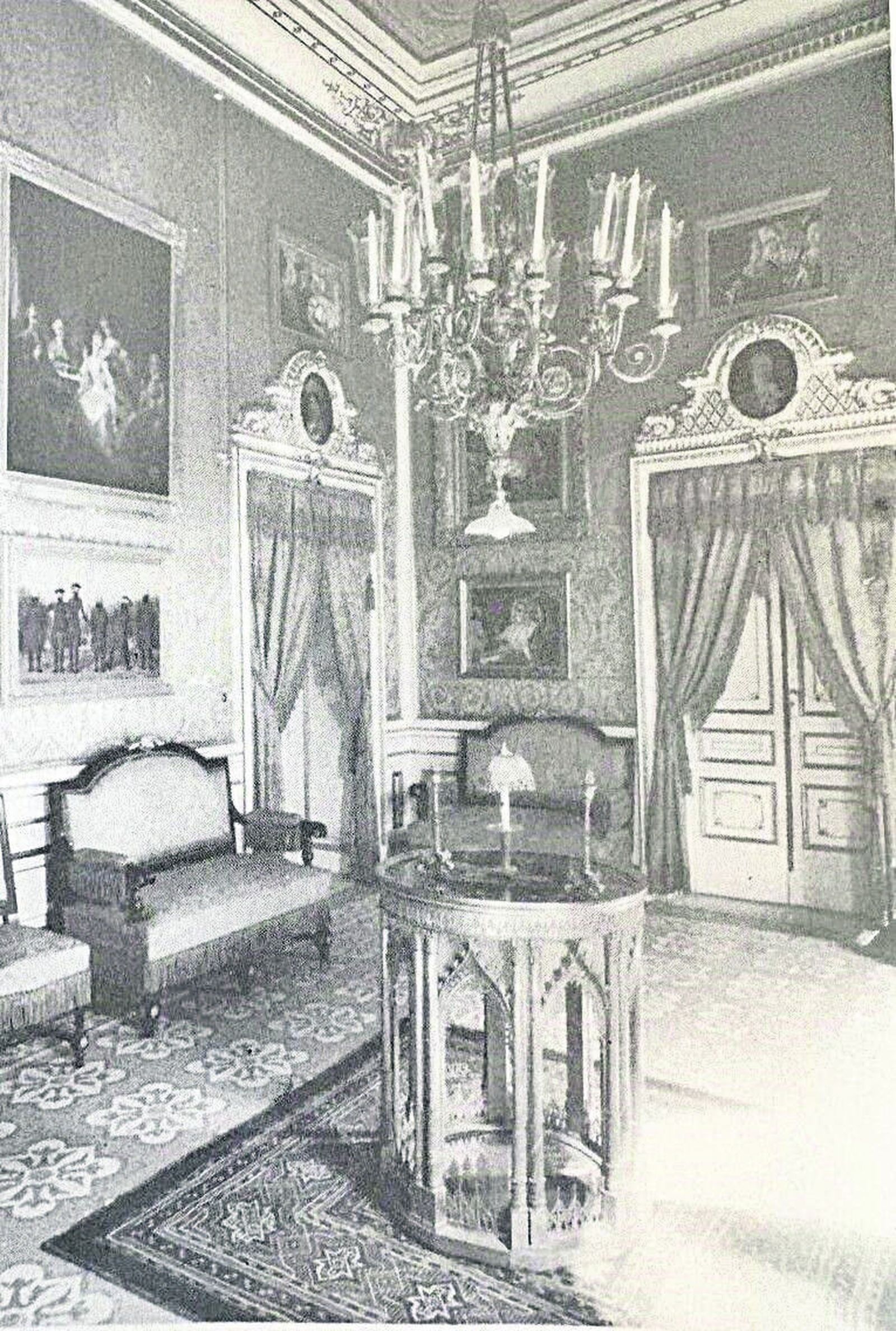 Salón de los retratos y patio del antiguo palacio de Orleans-Borbon, en Sanlúcar de Barrameda