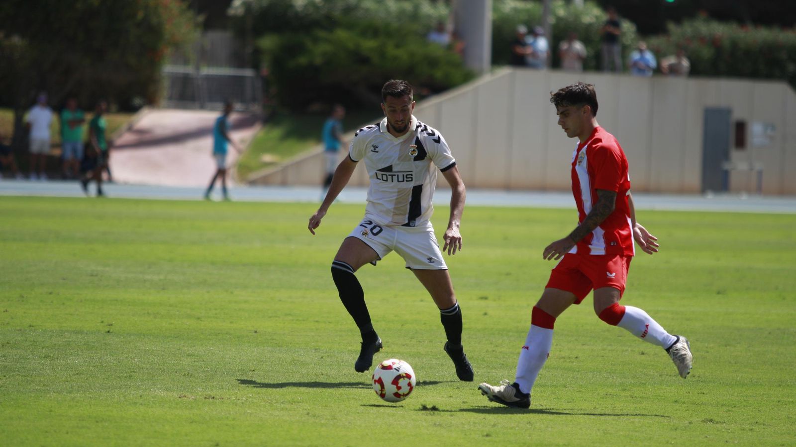 Marsu se dispone a dar un pase durante el encuentro de los rojiblancos frente a la Balompédica Linense.