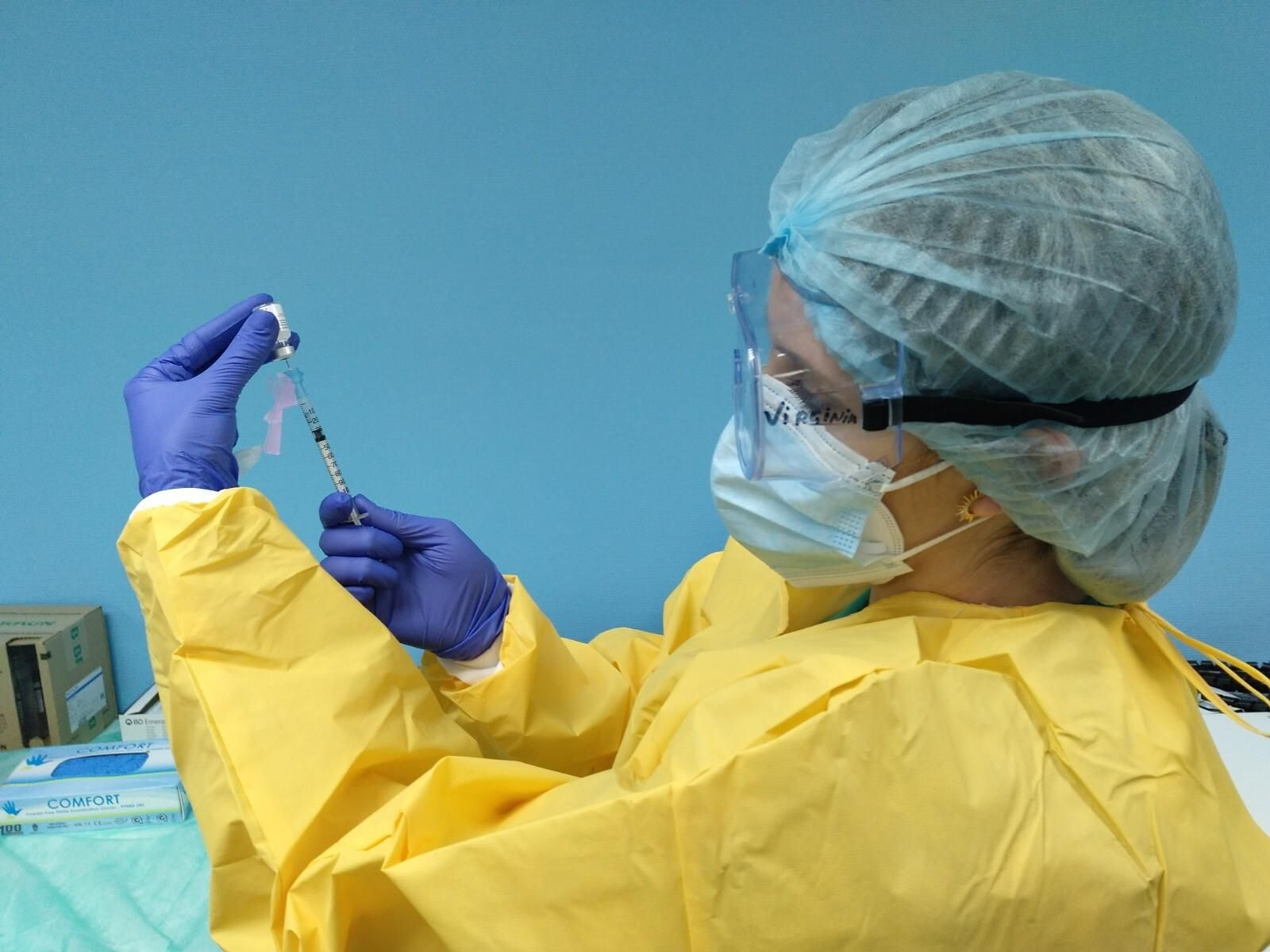 Una profesional sanitaria preparando la dosis de la vacuna.