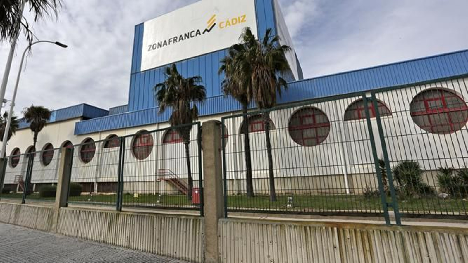 Imagen de la fachada principal de la antigua nave de Tabacalera en la Zona Franca de la capital gaditana.