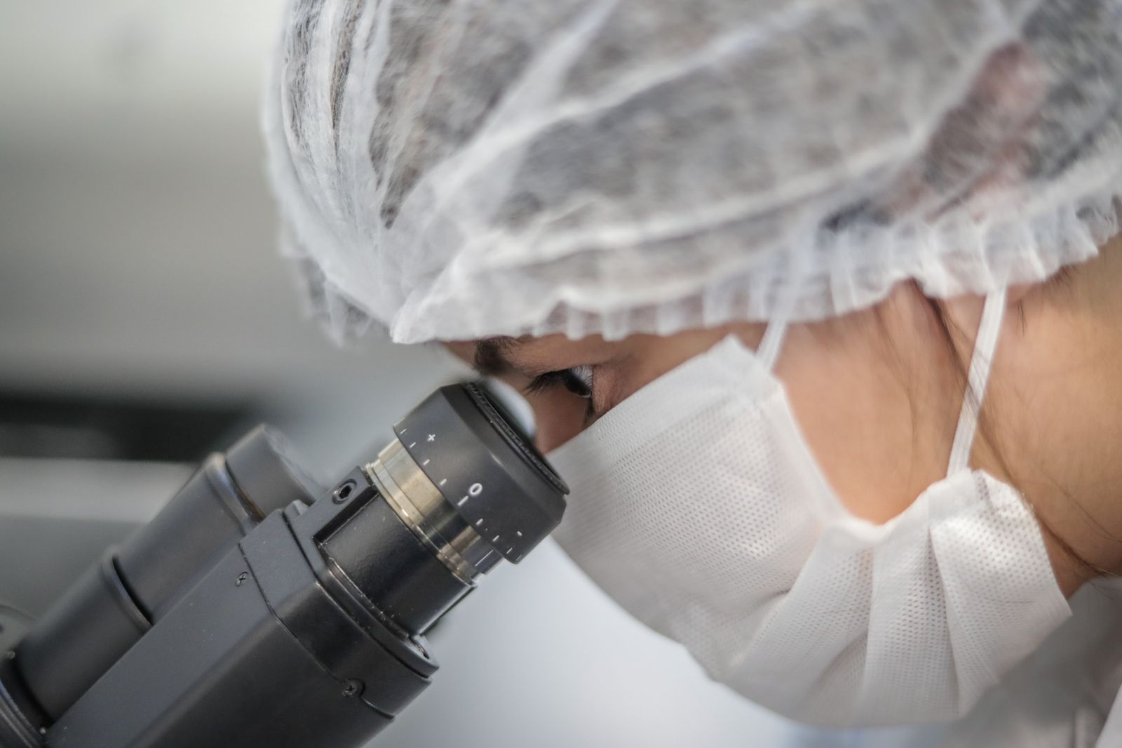 Una mujer mira a través de un telescopio