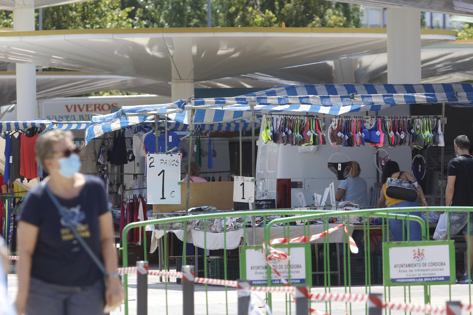 El regreso de los mercadillos de Córdoba tras la crisis del coronavirus, en fotos