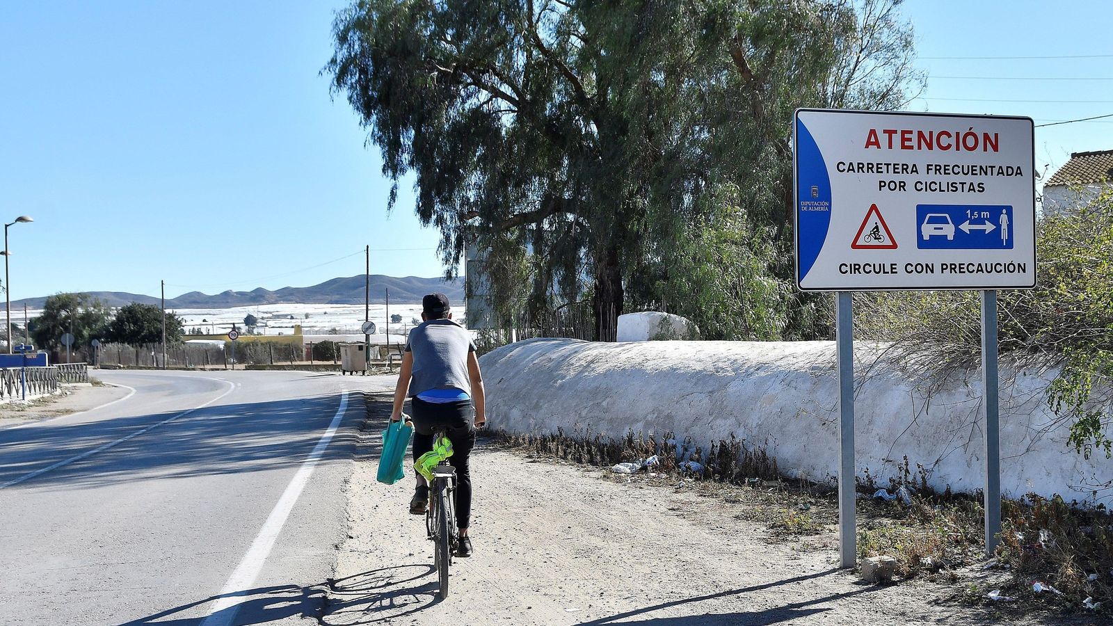 Un joven pasea en bici en el lugar en el que ha fallecido M.B.