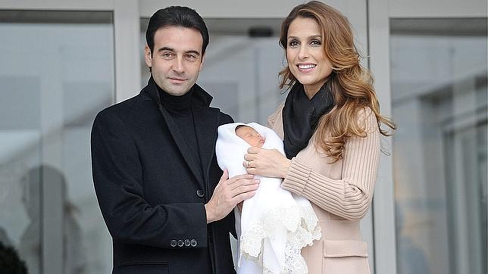 Enrique Ponce y Paloma Cuevas, con Bianca recién nacida a las puertas del hospital en enero de 2012.