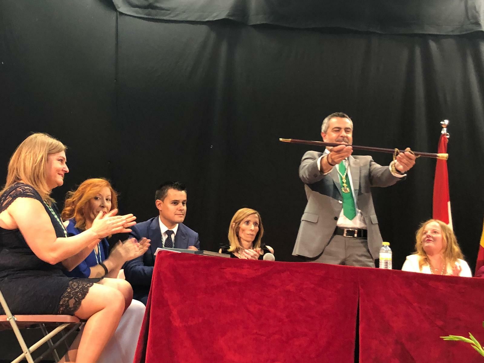 El alcalde de Serón con la vara de mando.