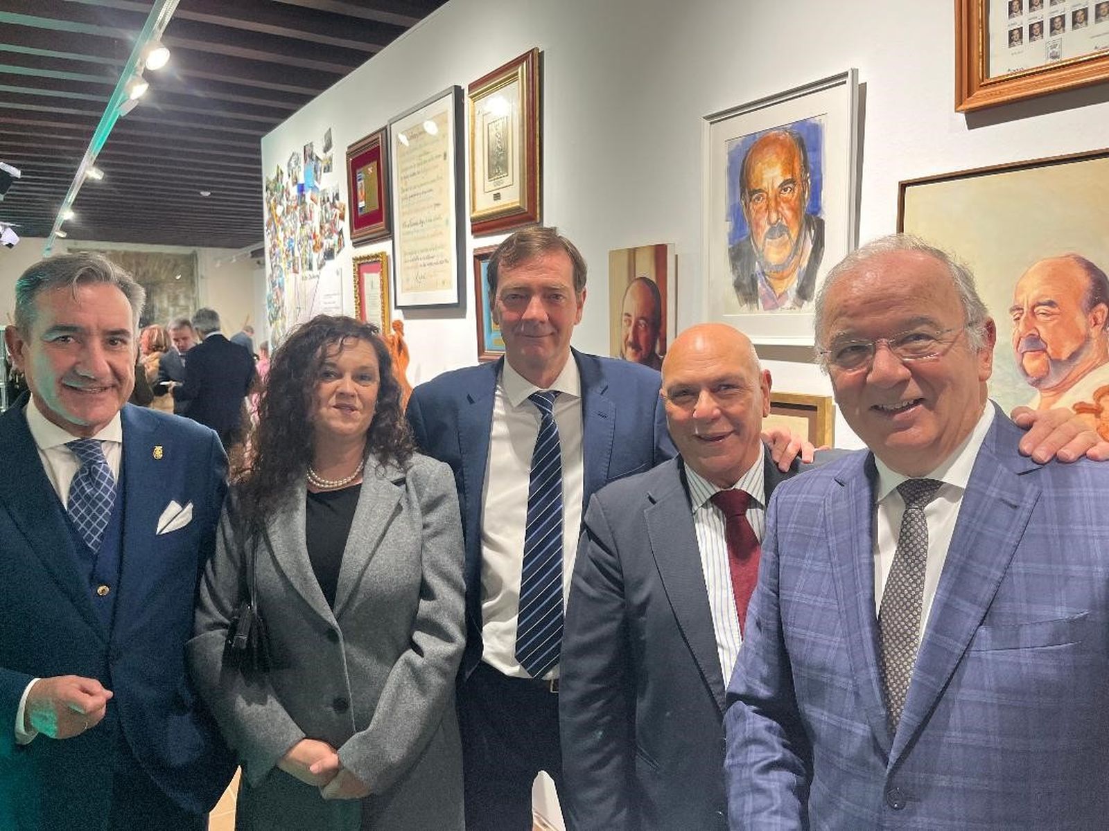 Las 'Holy Cards' llegan a la Semana Santa 2025 de Cádiz: así fue su presentación