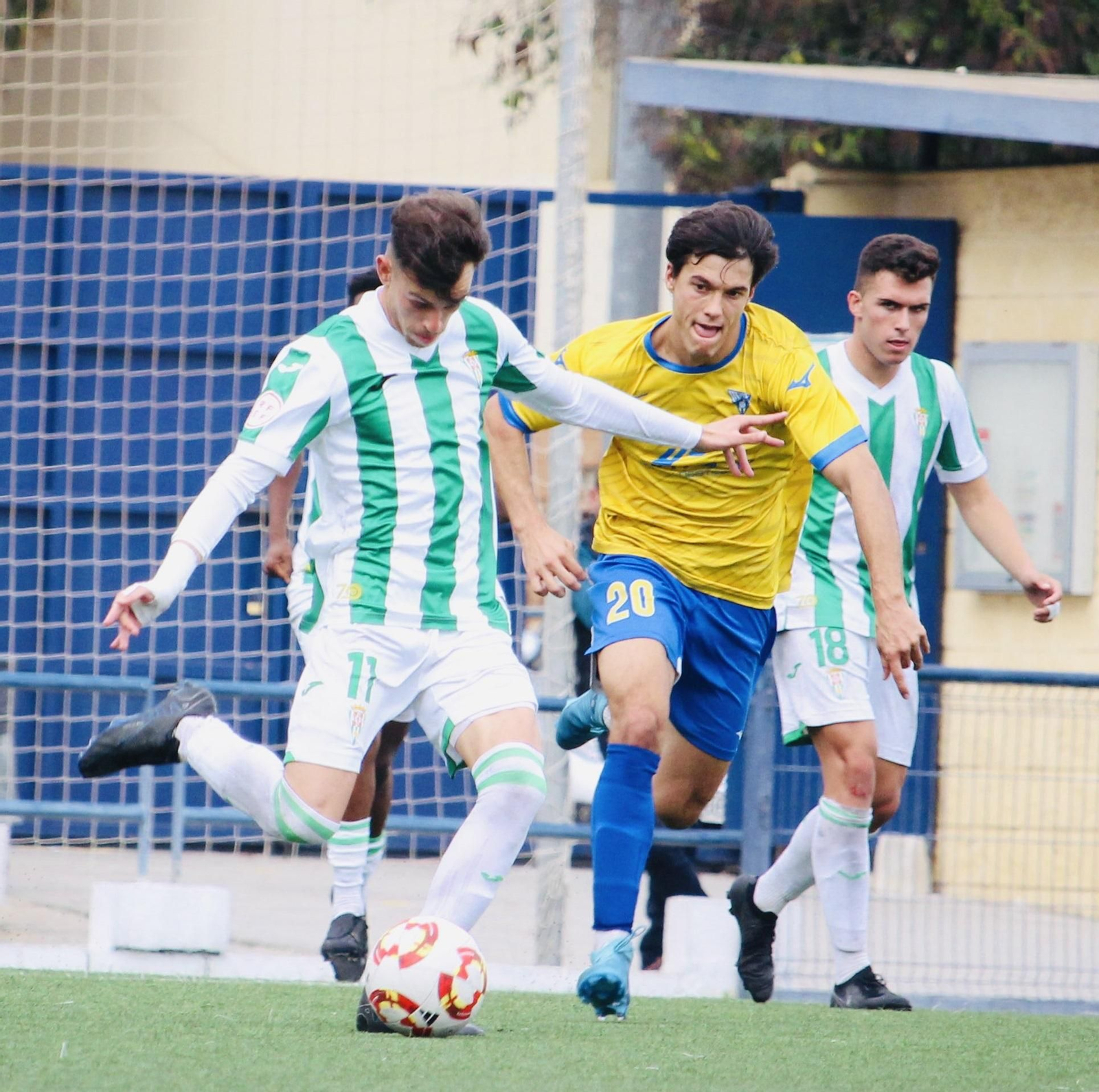 El blanquiverde Molina es presionado por Osborne (Tomares).