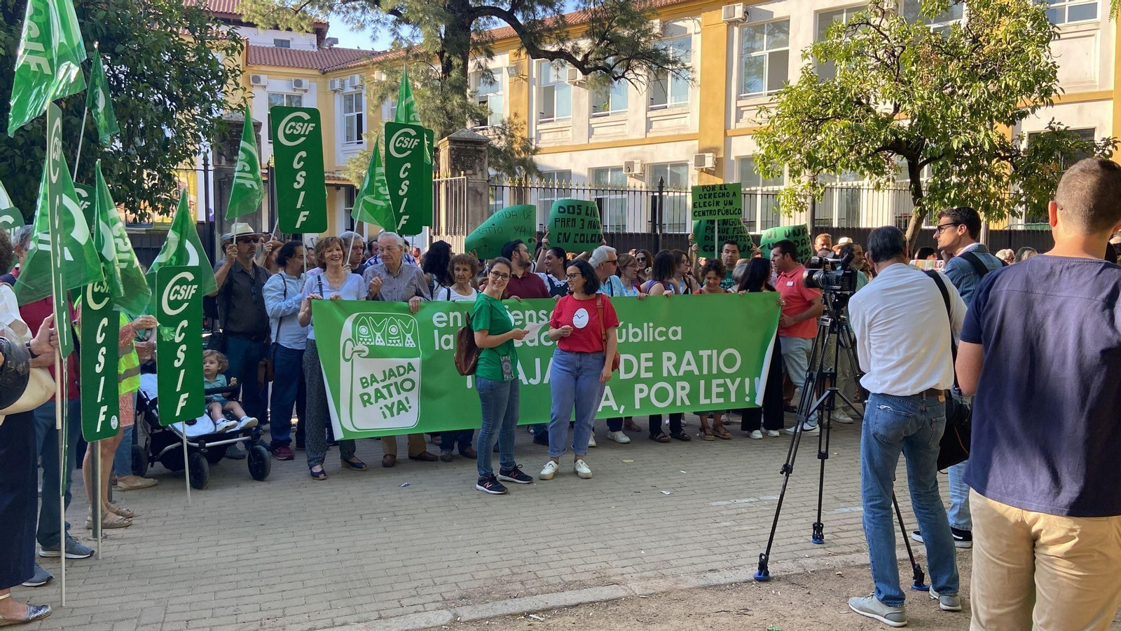 Concentración a las puertas del colegio Colón de la capital. Concentración a las puertas del colegio Colón de la capital.