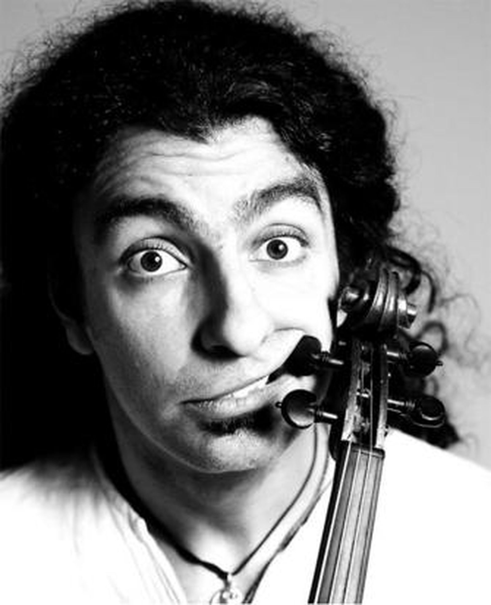 Ara Malikian, con algunos problemas para afinar su violín.
