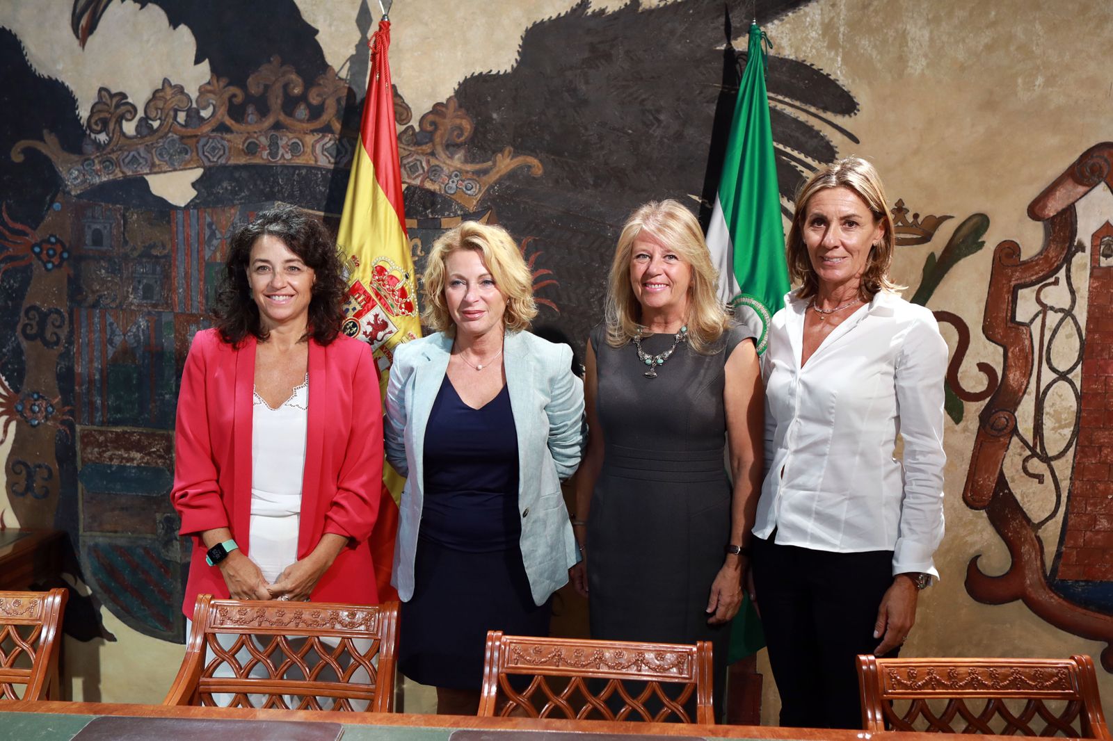 La alcaldesa de Marbella, Ángeles Muñoz, y la delegada de Empleo, Carmen Sánchez, antes de la reunión.