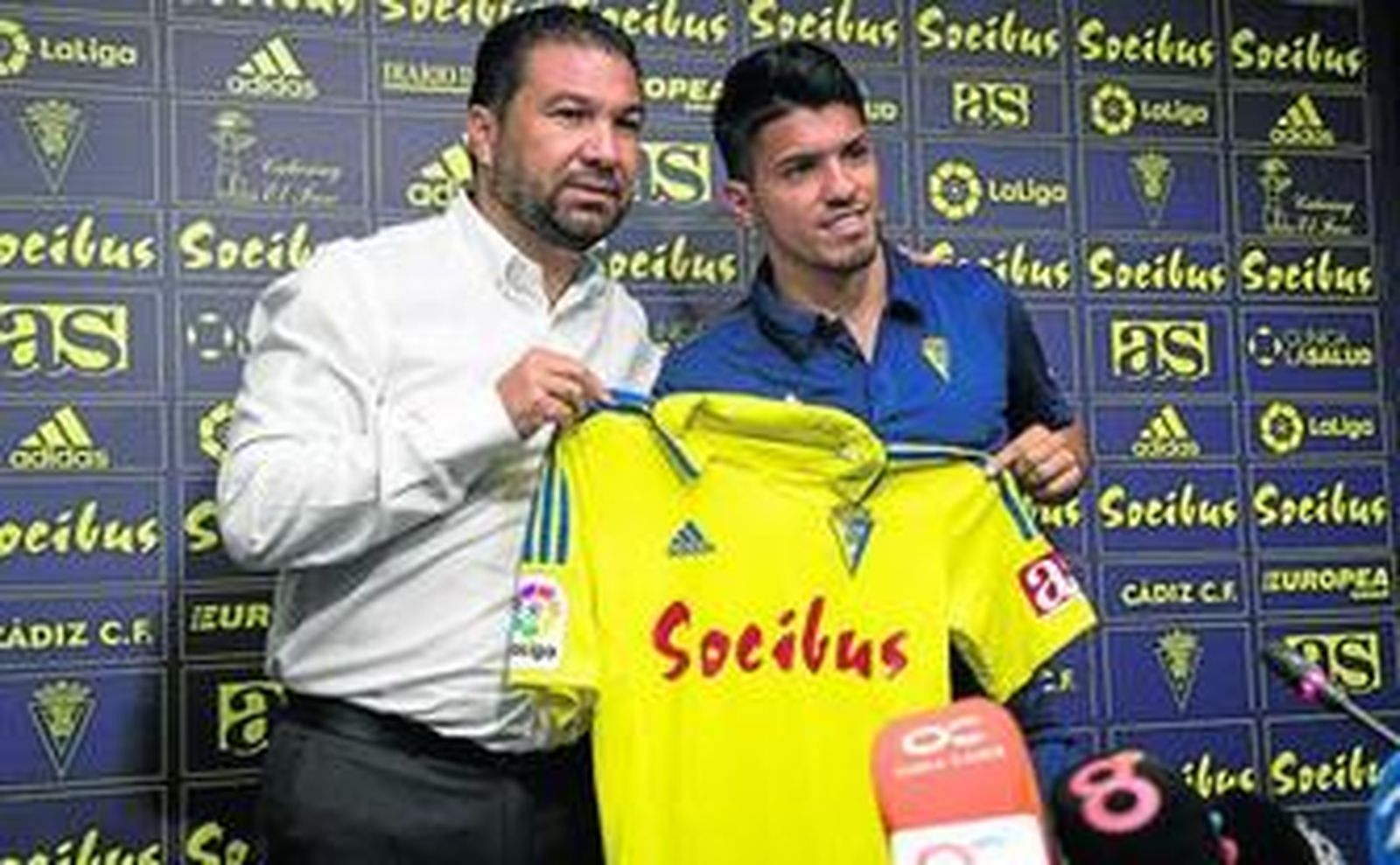 Juan Carlos Cordero (i) y Gastón del Castillo sostienen ayer la camiseta del Cádiz durante el acto de presentación del futbolista.