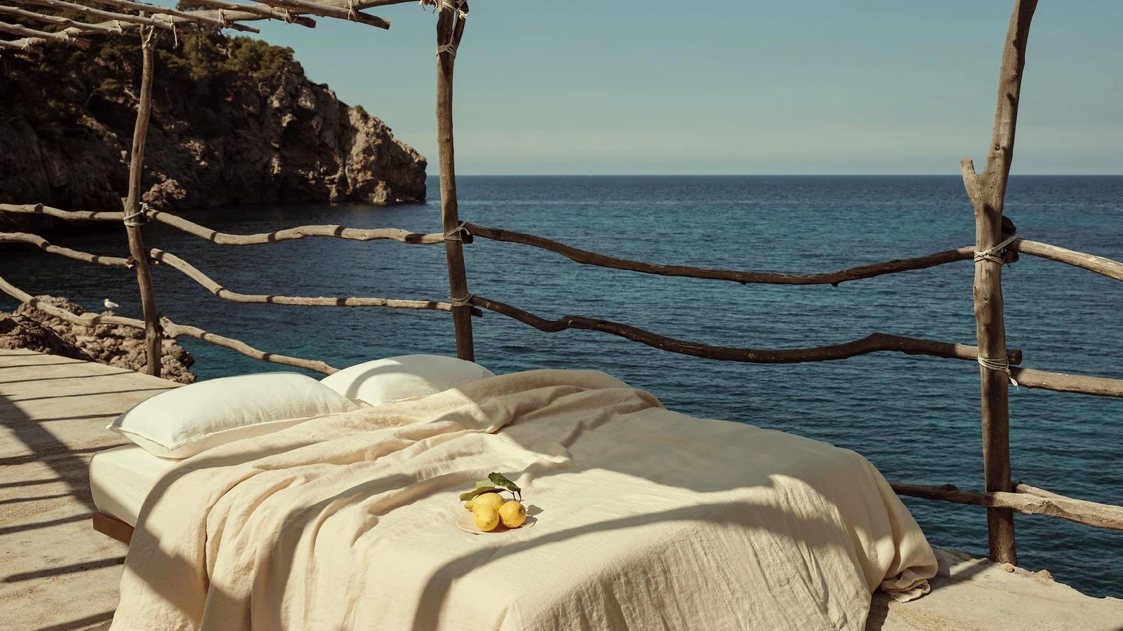 Juego de cama completo de la nueva colección de hogar de Mango Home.