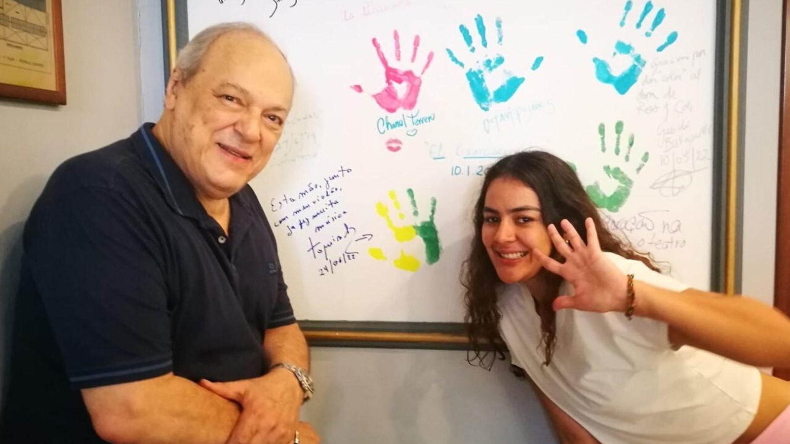 Toquinho y la cantante Camila Faustino junto a la huella en amarillo y verde. Toquinho y la cantante Camila Faustino junto a la huella en amarillo y verde.