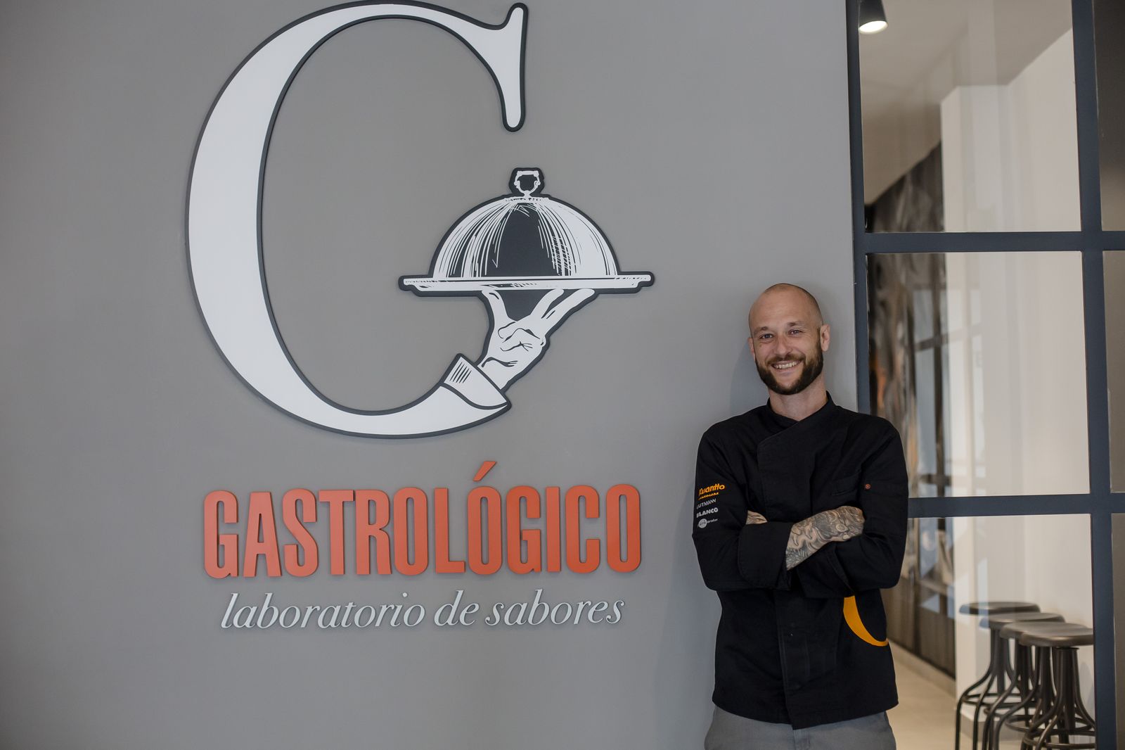 Pablo Mariñas posa junto al cartel de su local Gastrológico.