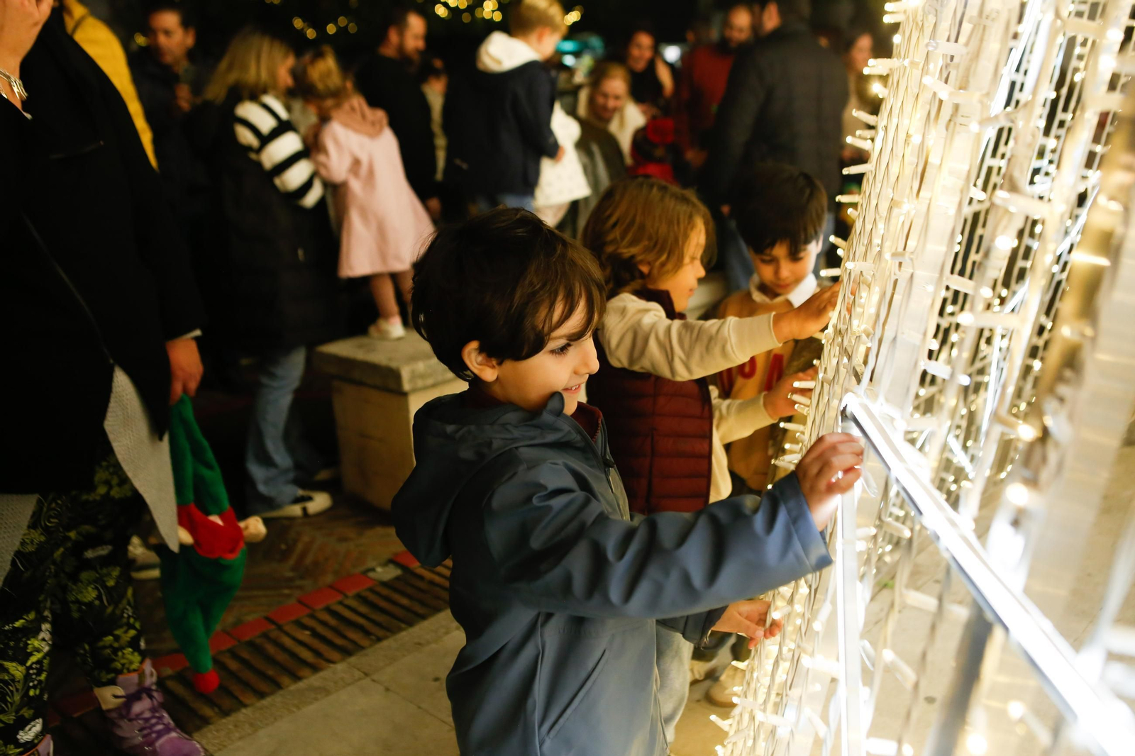 Fotos del encendido del alumbrado navideño en Los Barrios y la gran nevada artificial