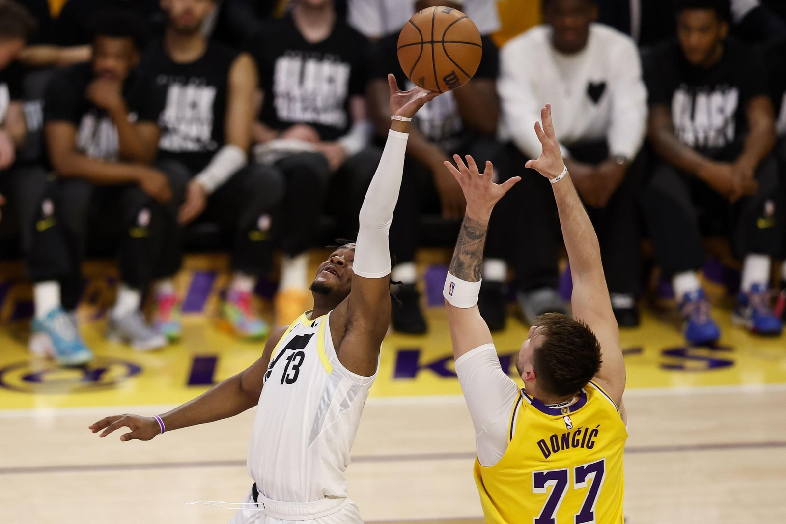 Las fotos del debut de Doncic con los Lakers