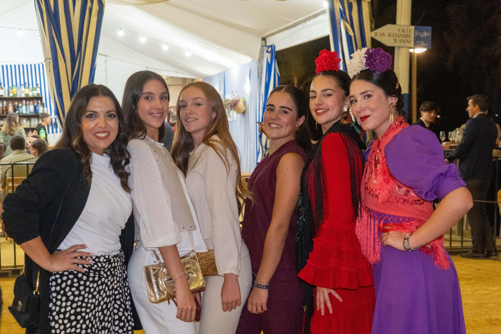 Imágenes del ambiente del ambiente de la noche del domingo en la Feria de Otoño y del Caballo 2025 de Huelva