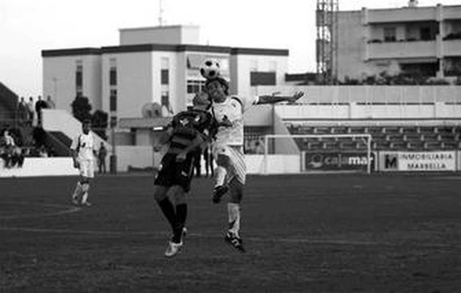 Rivera lucha por un balón aéreo con un rival del Granada.