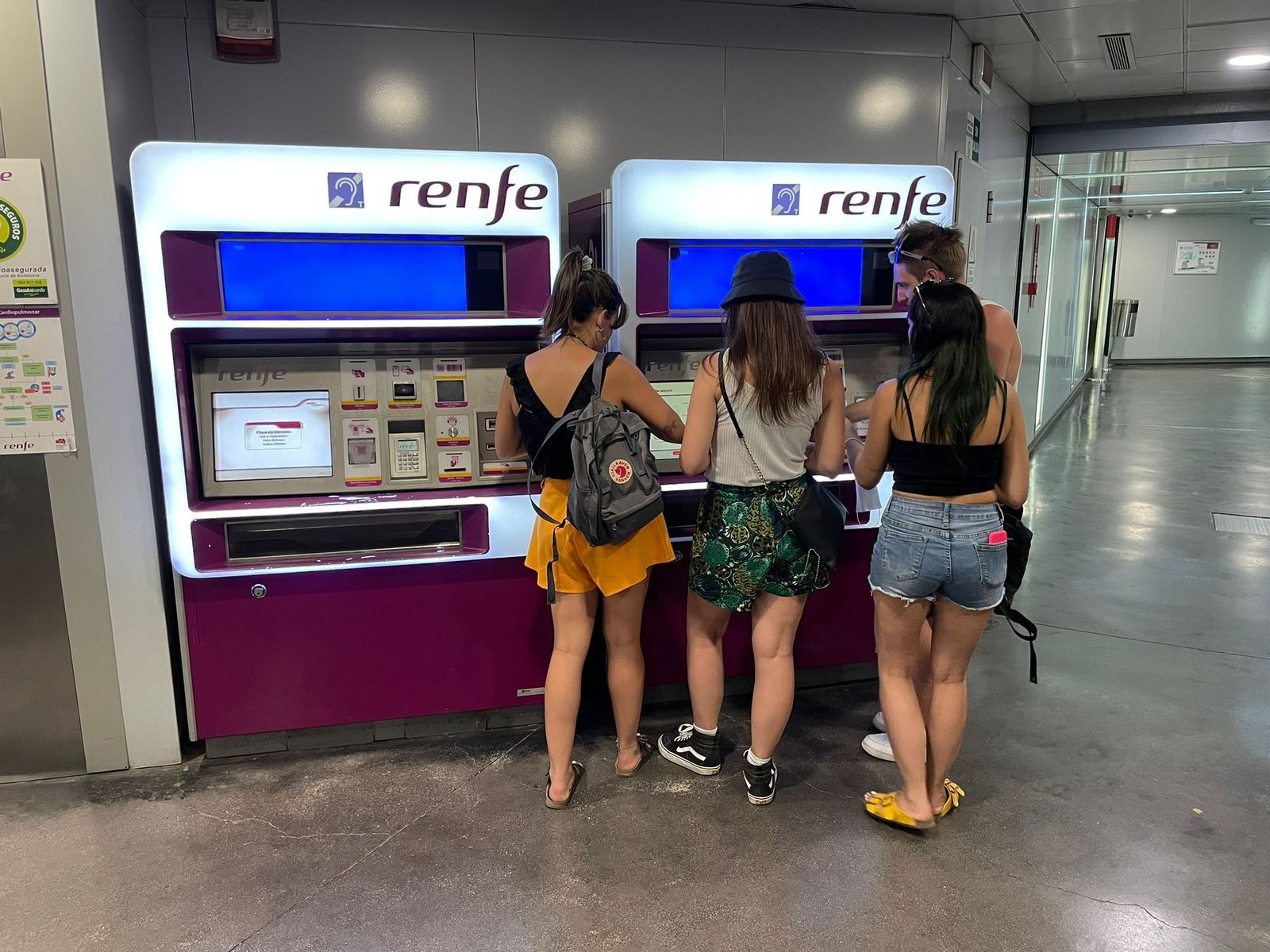 Un grupo de jóvenes sacando sus títulos multiviaje gratuitos.