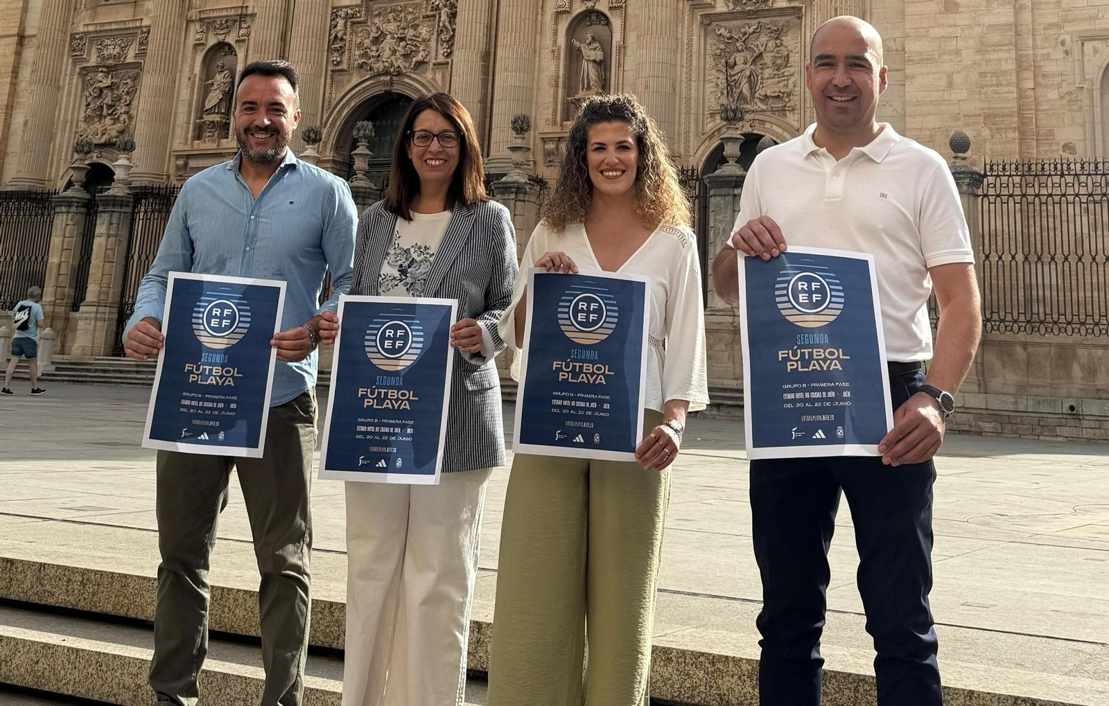 Javier Mañas, África Colomo, Beatriz López y Manuel Arjonilla posan con el cartel del evento.