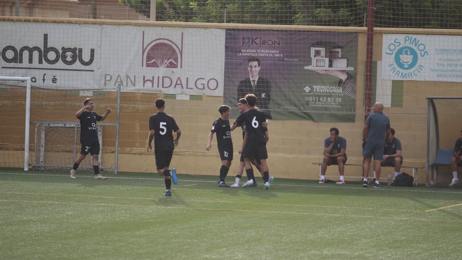 Los malagueños celebran uno de sus goles frente a los rojiblancos.