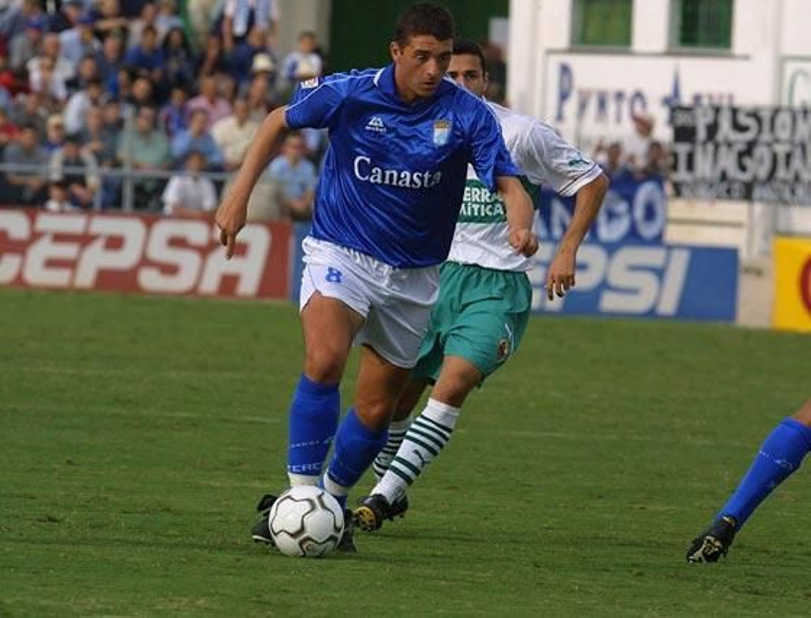 Tras cinco temporadas en el Depor y una aventura en el portugués Campomaiorense, Viqueira llegó al Xerez en 1999, donde sería pieza importante desde el principio, disputando 33 partidos y marcando 4 goles esa campaña