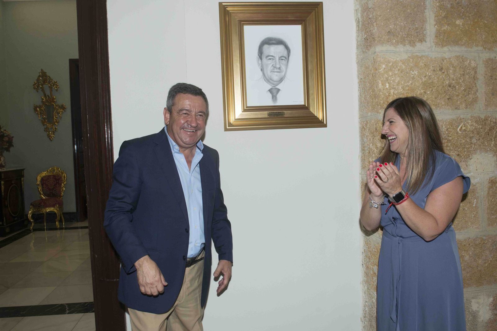 José Loaiza e Irene García, junto al retrato del ex presidente de la Diputación.