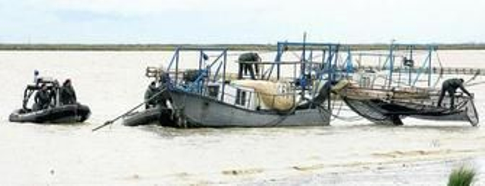 Agentes de la Guardia Civil intervienen redes ilegales en varias embarcaciones fondeadas en el río Guadalquivir, a la altura de Trebujena.