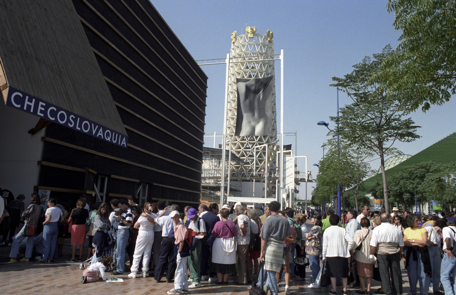 Pabellón de Checoslovaquia, con el de Suiza al fondo.