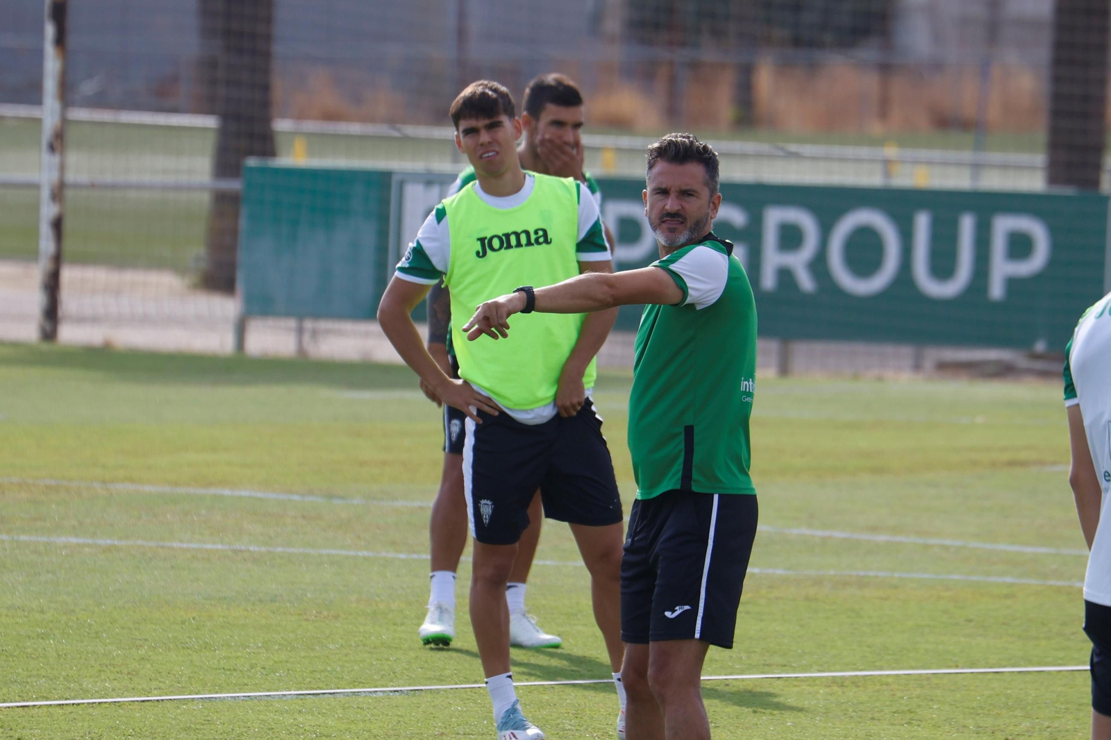 Iván Ania da órdenes en presencia de Jan Salas.