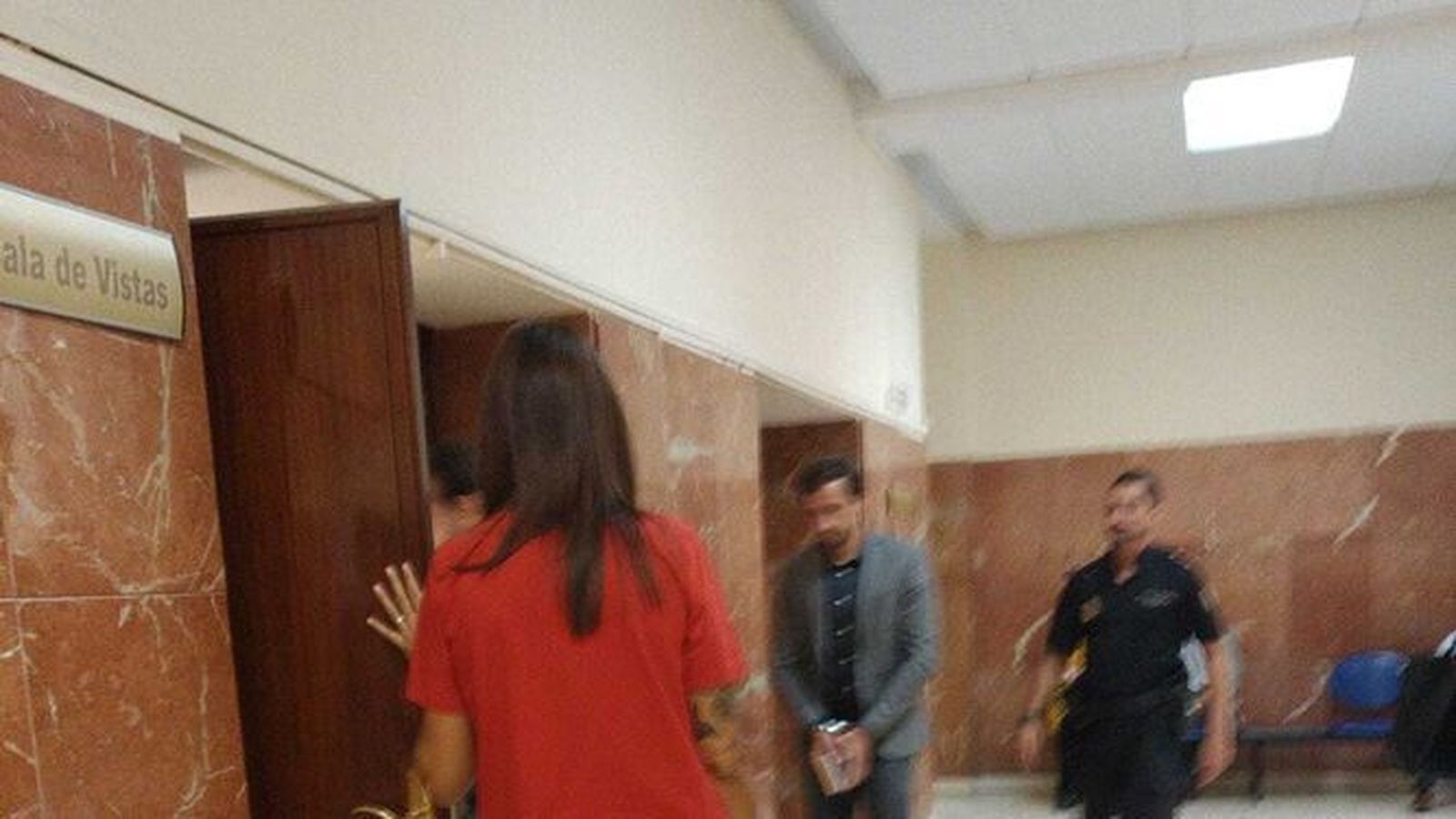 C.T. accede a una sala de vistas en un juicio previo.