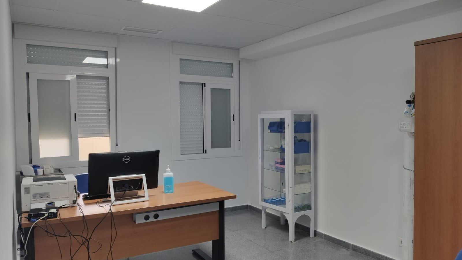 Interior de una de las consultas rehabilitadas en el centro hospitalario.