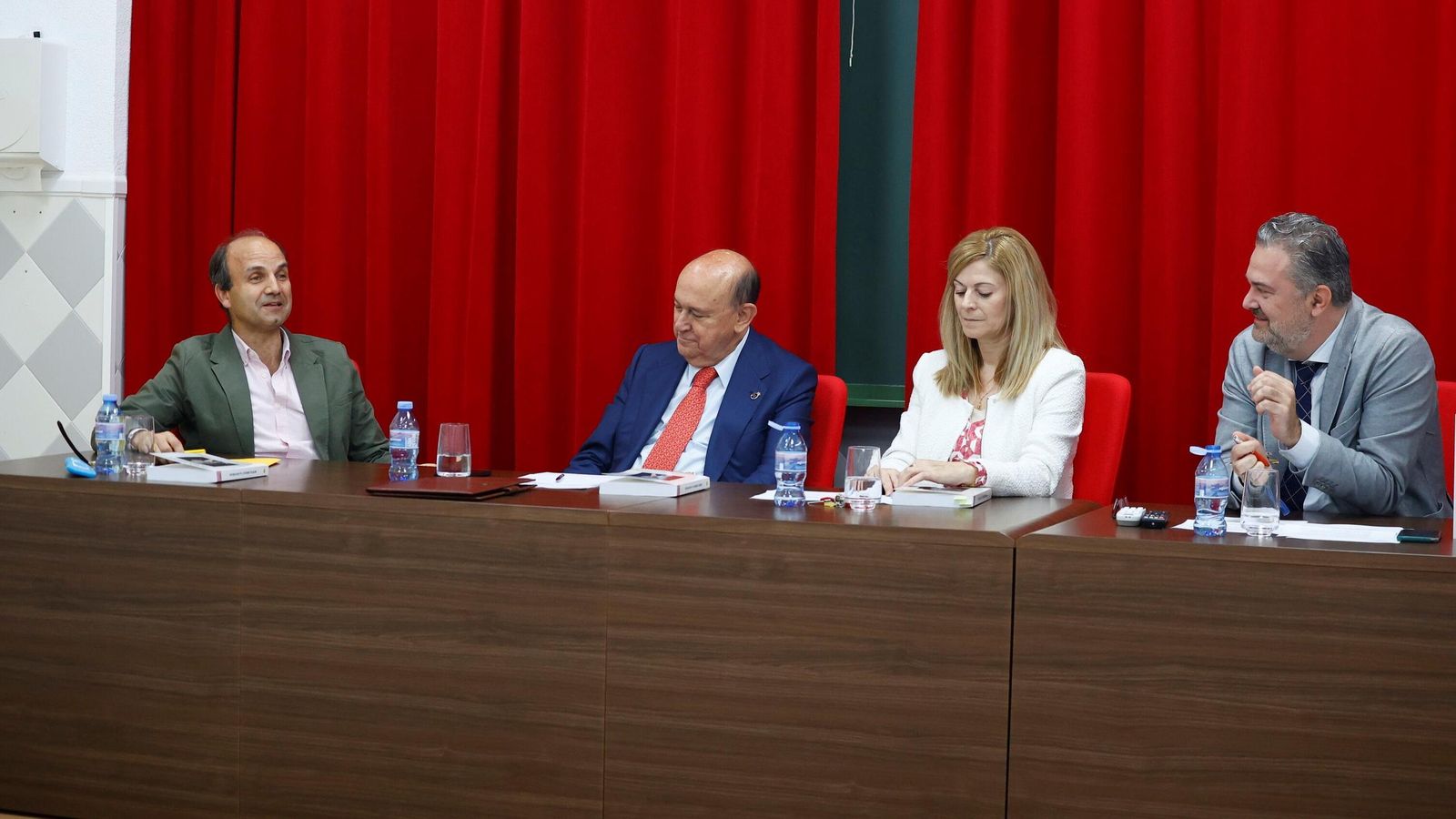 Rodríguez-Rosado, Ollero, González y Ayuso durante la presentación del libro, este miércoles, en la Facultad de Derecho.