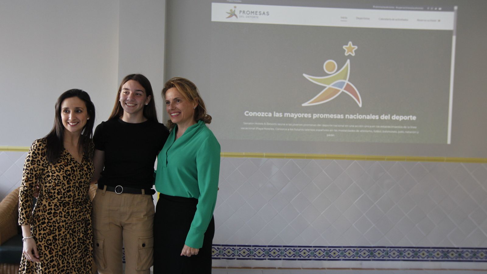Gemma Núñez, jugadora de baloncesto almeriense, con Carmen y Marta, del grupo hotelero.